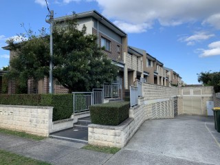 View profile: Impressive Townhouse with Minutes Walk to Station!