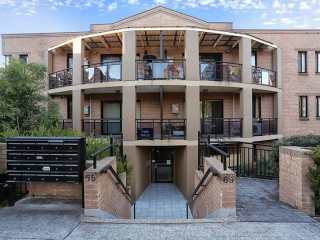 View profile: 5 Minutes to Station & Shopping Centre!