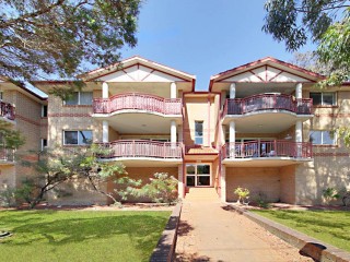 View profile: 3 Minutes to Shops & Station!