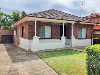 View profile: Huge 4 Bedroom Family Home- Walk to Westmead Station