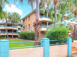 View profile: 5 Minutes to Station & Shopping Centre!