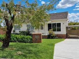 View profile: Spotless Renovated Home in Outstanding Location!