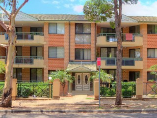 View profile: Next to Woolworth's Shopping Centre & Pool in Complex!