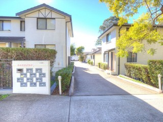 View profile: Short Stroll to Station & Shops!