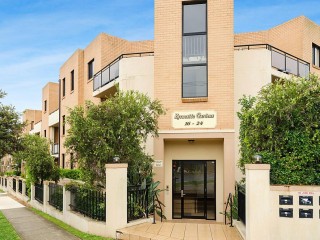 View profile: Outstanding Ground Floor Unit with Courtyard!