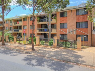 View profile: Walk to Station & Shops! Plus Swimming Pool!