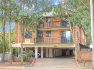 View profile: Huge Modern Unit- Outsanding Location! Near Station