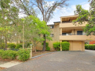 View profile: Huge Unit- Walk to Station!