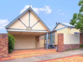 View profile: Huge granny flat! Walk to station!