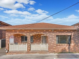 View profile: Quality 4 Bedroom Home- 8 Minutes to Station!