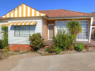 View profile: Walk to Station & Shops! The Perfect Family Home!