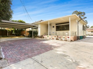 View profile: Excellent Location! Spacious 4 bedroom house, 3 bathrooms and a large backyard!