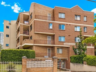 View profile: Recently Renovated Large Unit Close to schools and transport!