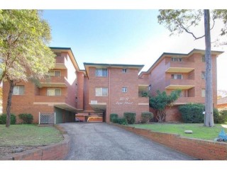 View profile: Renovated Unit Throughout- Walk to Station!
