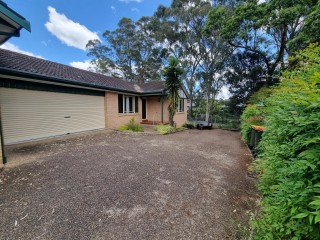 View profile: Quality 3 bedroom villa, Double Garage- Walk to station!