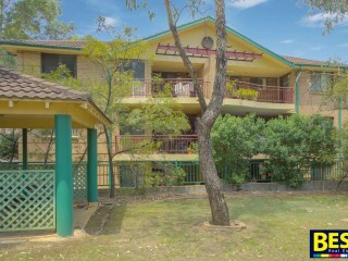 View profile: Great Unit! Walk to Shops & Station!