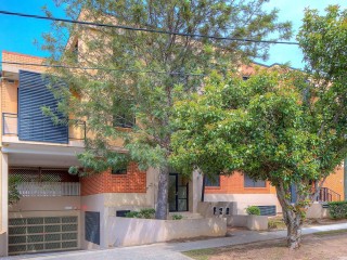 View profile: Superb Modern Unit! Walk to Hospitals & Station!