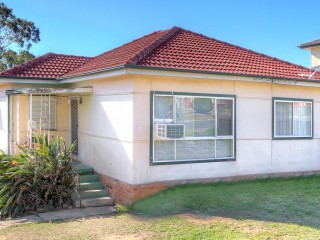 View profile: Close to Schools & Shops & Transport!  1 WEEK RENT FREE!