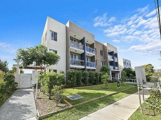 View profile: Stunning 2 Bedroom apartment with spacious Kitchen situated in PRIME location! ONE WEEKS FREE RENT!